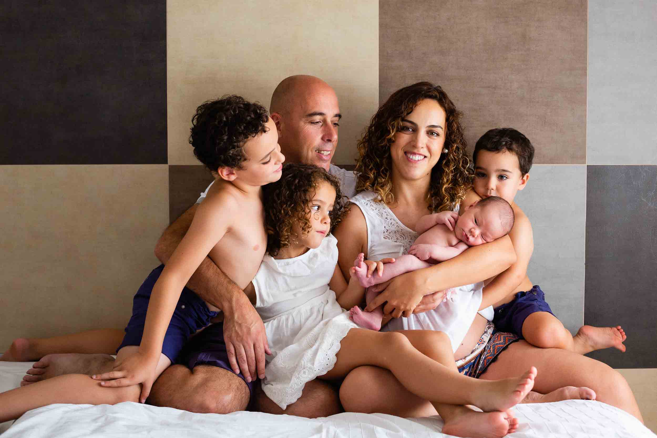 0010_20190729_familia_rn_luz_440 Reportaje familiar y de recién nacido.
Luz, con 11 días de vida.
Mamá: Mabel
Papá: Luis
Hermanos: Neco, Lara, Mario y Luz. © Noelia Palafox